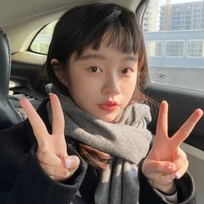 她在这里